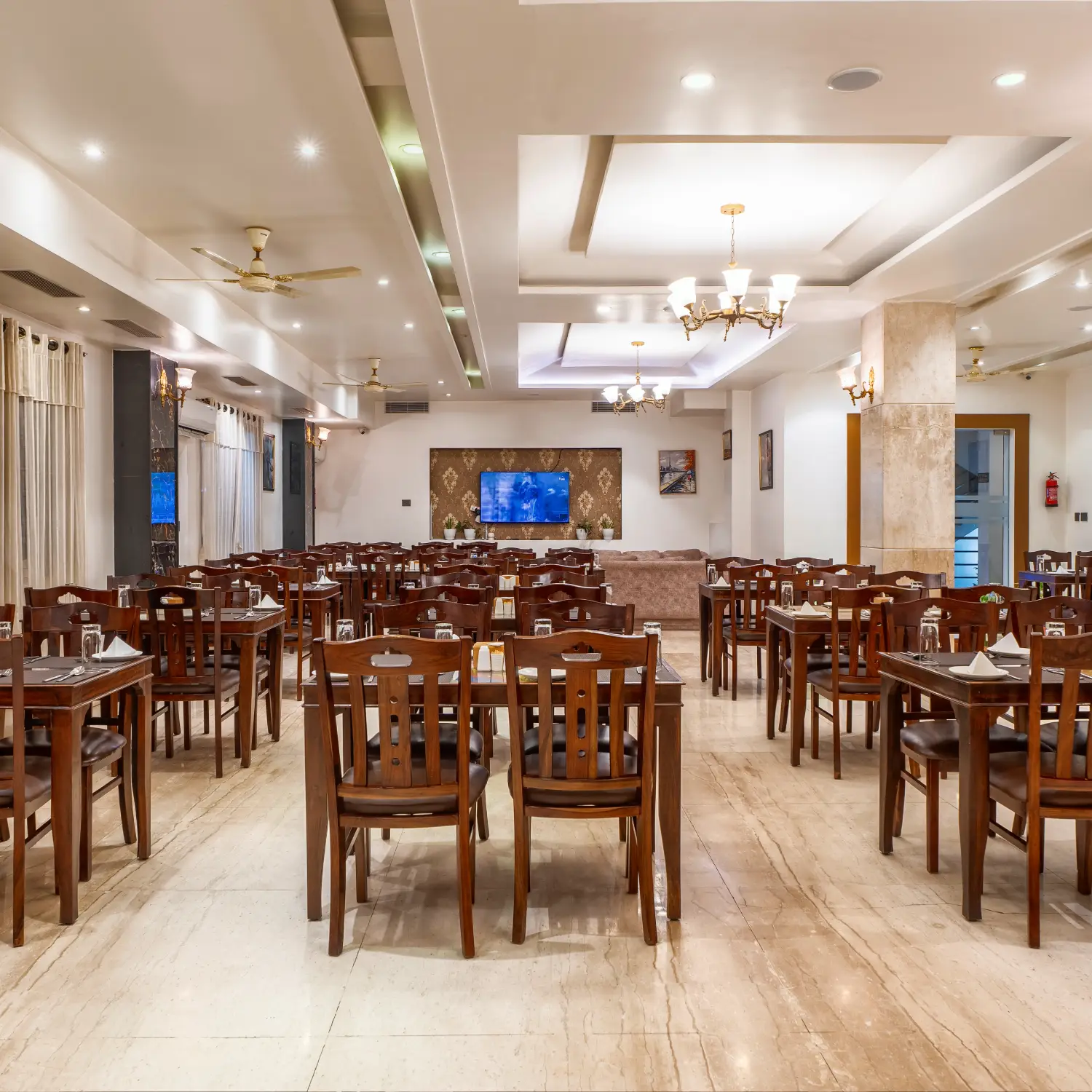Restaurant & Bar