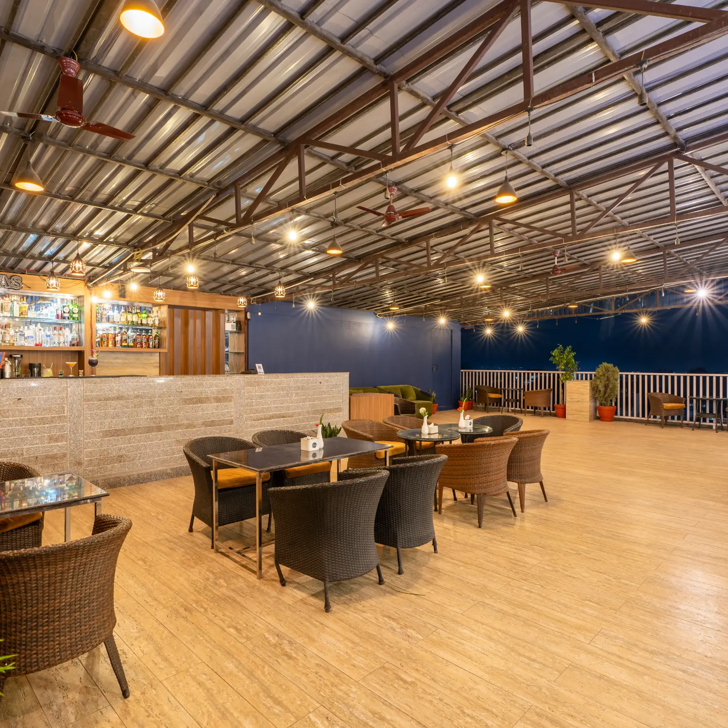 Restaurant & Bar